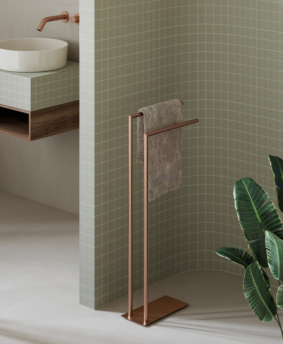 Freestanding towel holder with an elegant design – brushed copper finish