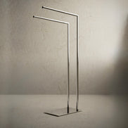 Porte-serviettes sur pied au design élégant – finition or brossé